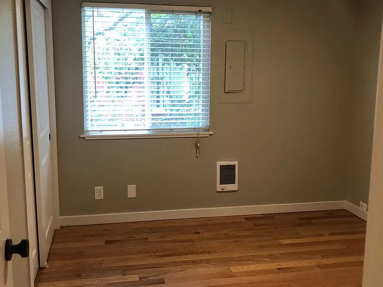 2410 SE 9th Ct — Photo 8