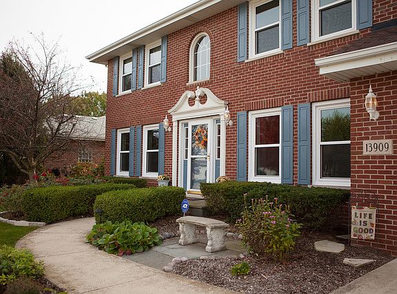 2nd image of 13909 Cantigny Ln