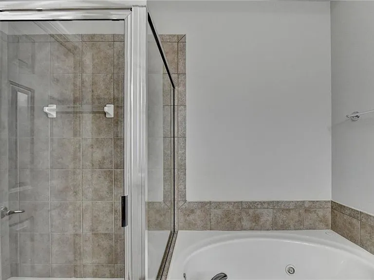 813 Clifton Heights Ln NE — Photo 32