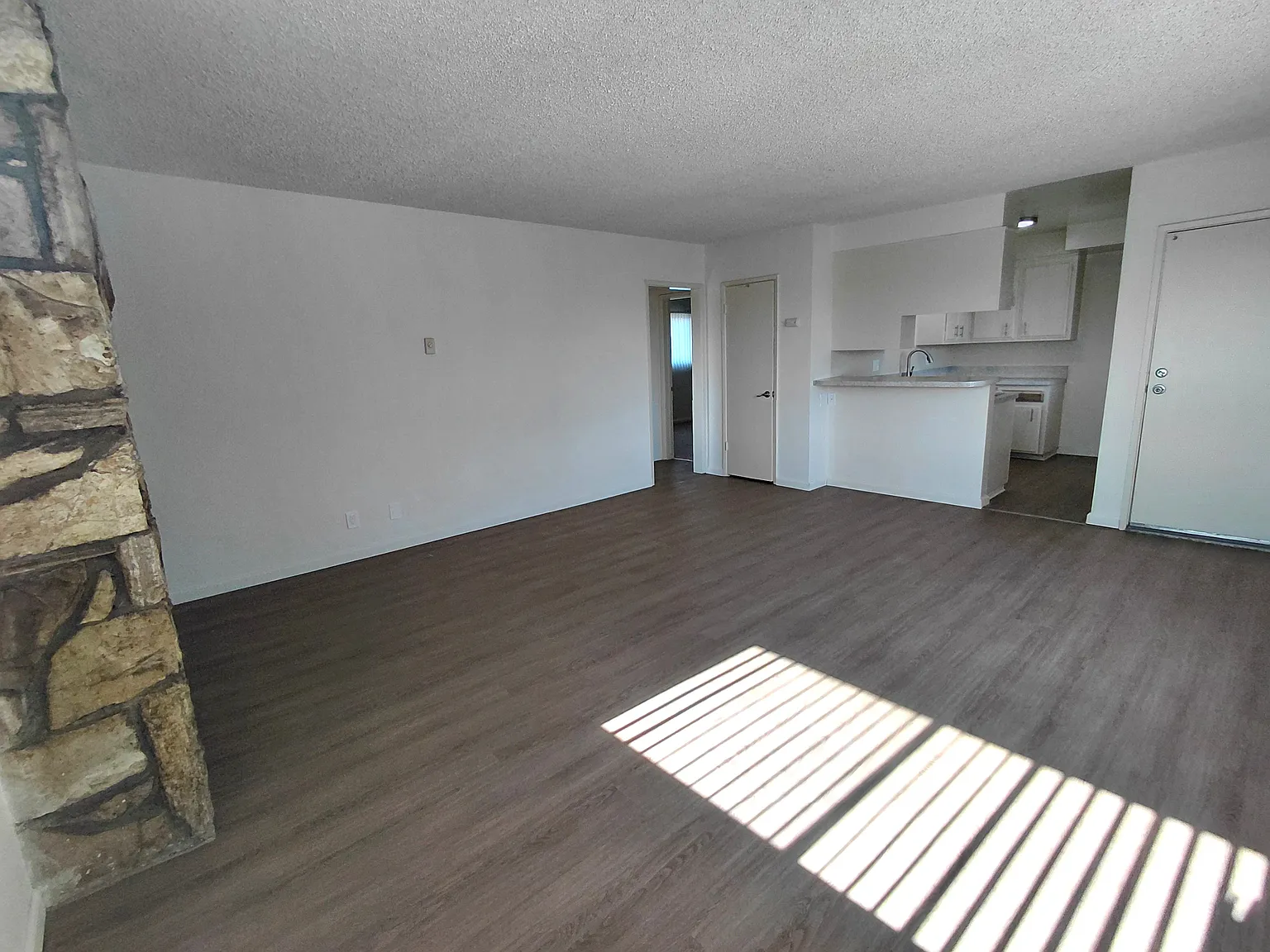2 bed, 750 sqft, $2,050 — Photo 3