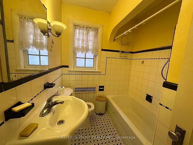 389 Lawrence Ave W — Photo 32
