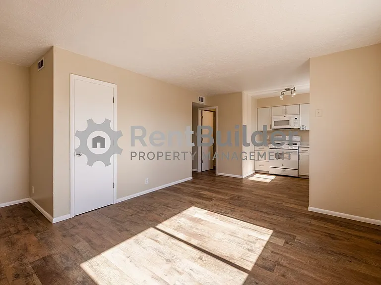 301 Geraldine Loop SE — Photo 4