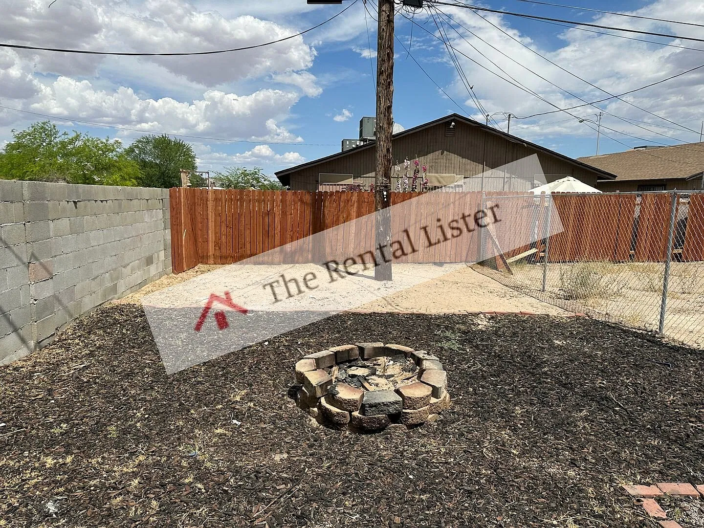 One story one bedroom Duplex Apartment, All Tile Floors All Appliances!! Big back yard!! — Photo 4