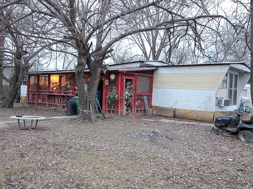 1st image of 210 E 9th St