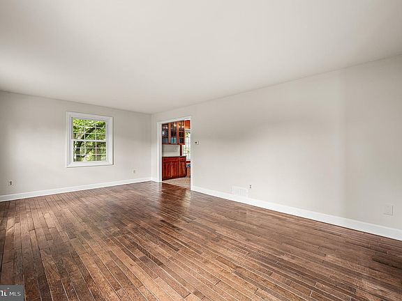 5th image of 105 Scotts Glen Rd