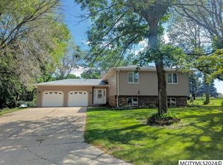 9 College Cir, Mason City, IA 50401