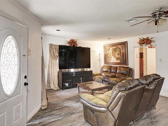 5th image of 2919 NW 23rd St