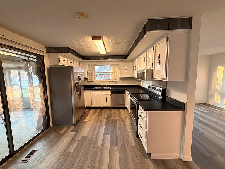 1641 Whitehall Dr — Photo 3