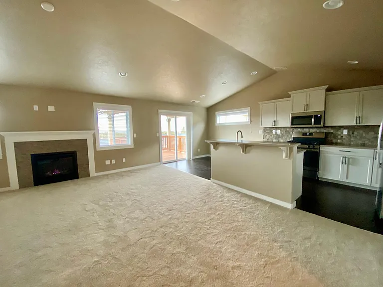 4467 SW Salmon Pl — Photo 6