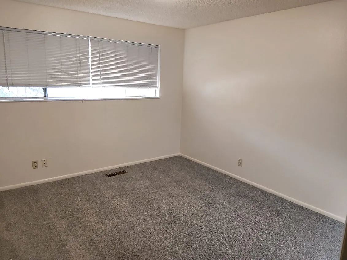 2 bed, 1200 sqft, $1,050 — Photo 4