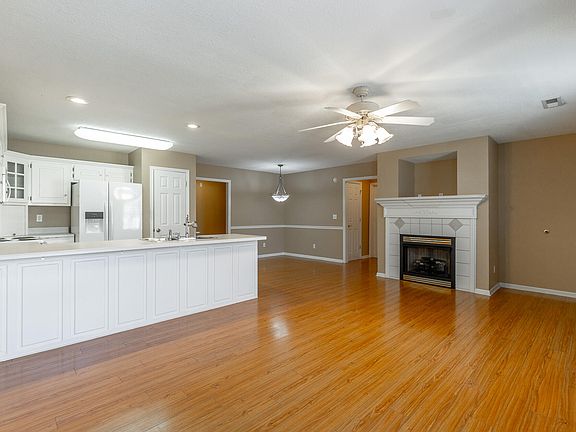 5th image of 420 Flagstone Dr