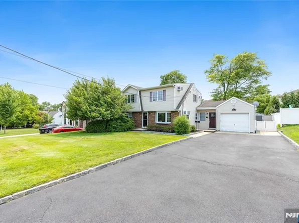 182 Coombs Dr, Paramus, NJ 07652