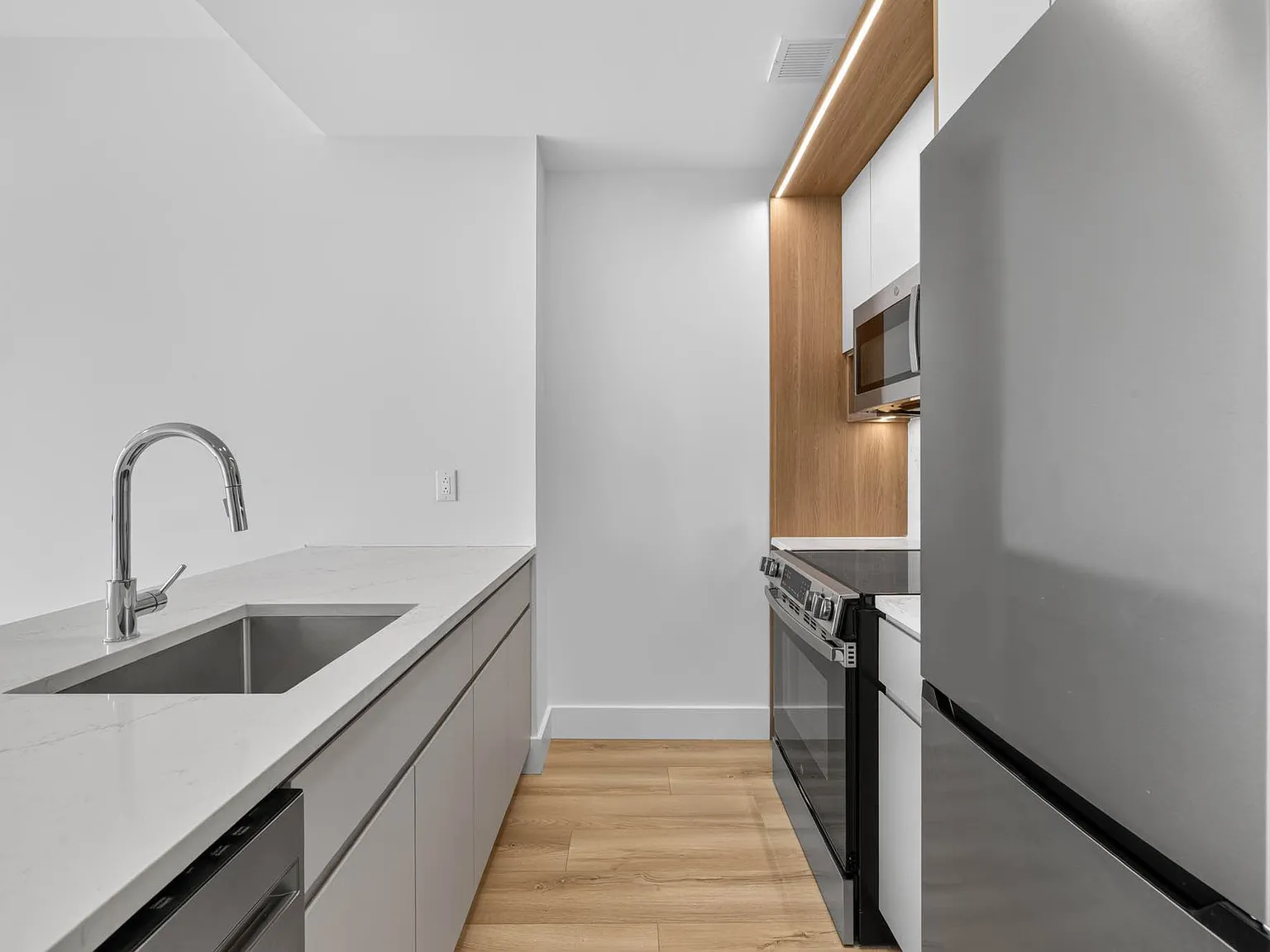 52 4th Avenue — Photo 3