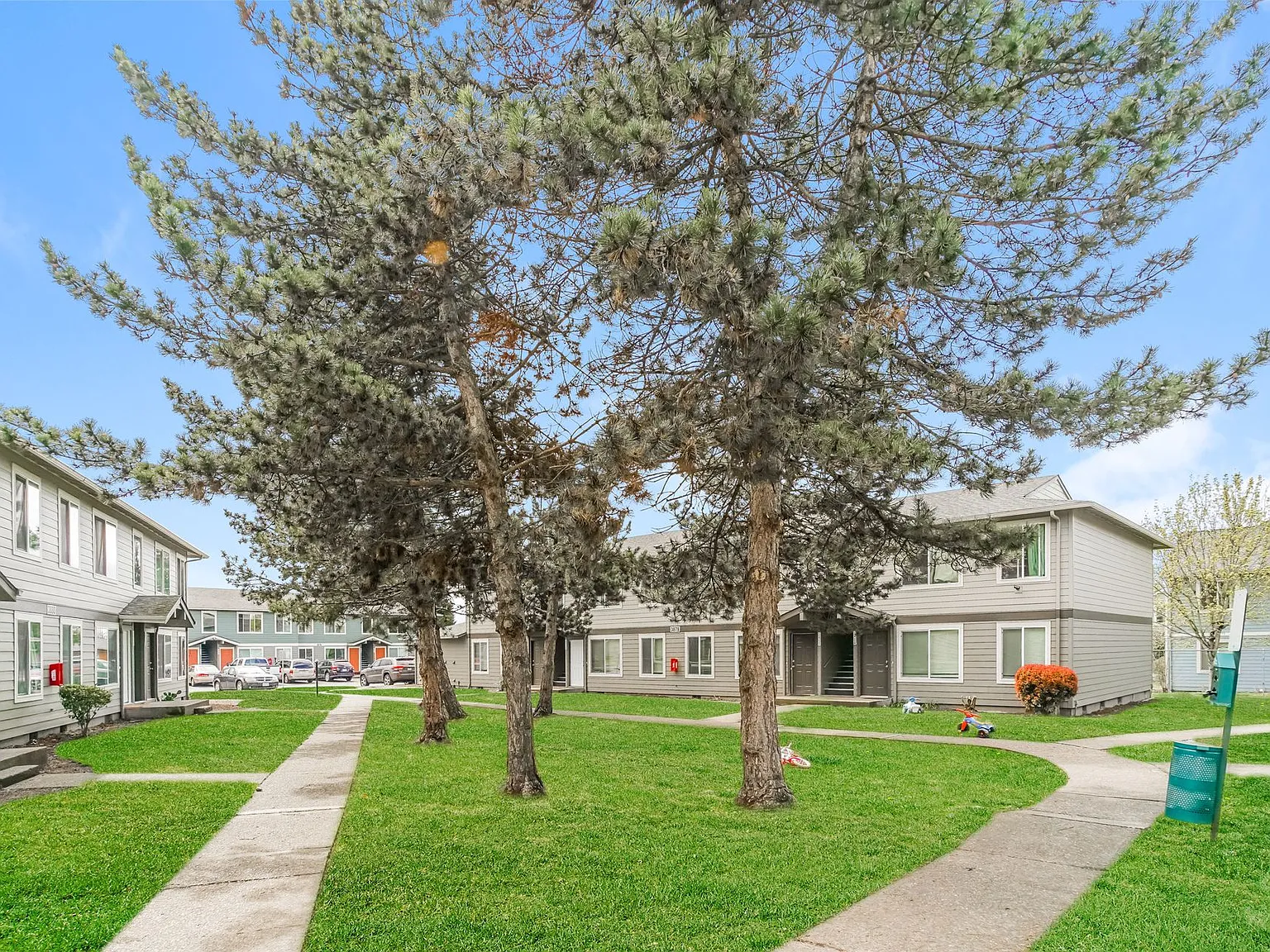 Brighton Park East Apartments — Photo 3