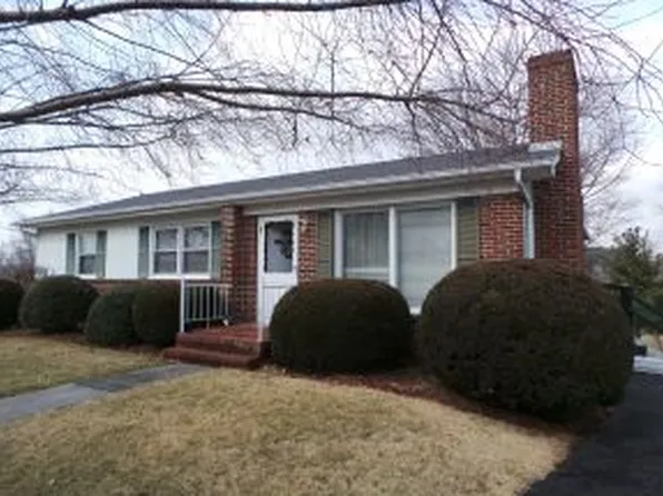 135 Hilltop Dr, Bristol, VA 24202