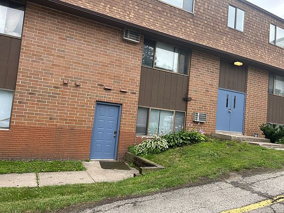 3rd image of 1012 E Burlington St APT 3