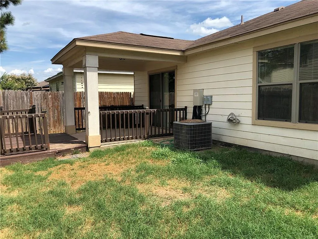 3 bed, 2.0 bath, 1343 sqft, $1,750 — Photo 2