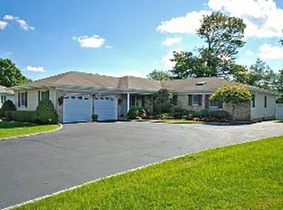 8 Seabreeze Ln, West Islip, NY 11795