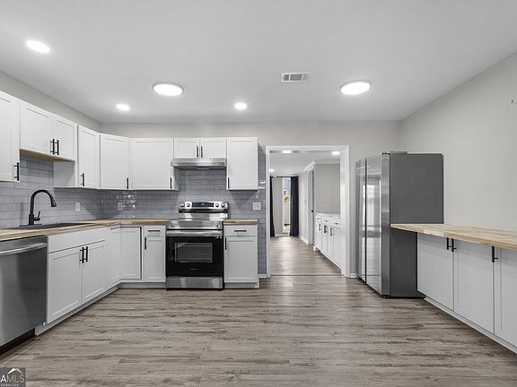 5th image of 2820 Wolfe St