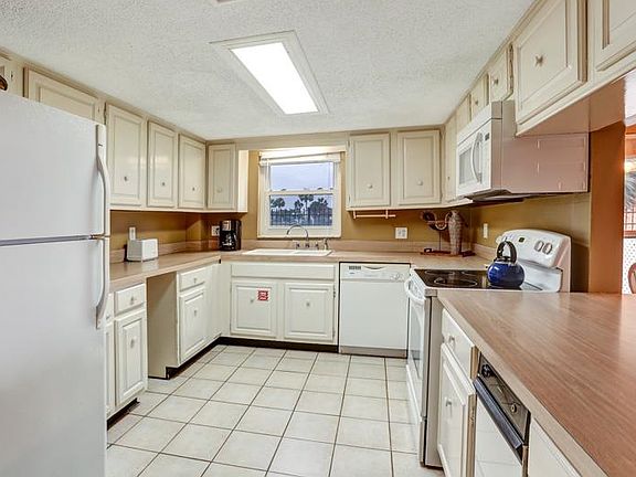 3rd image of 3420 S Fletcher Ave APT 101