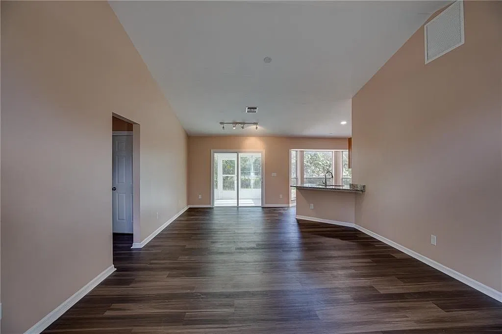 3 bed, 2.0 bath, 1389 sqft, $2,000 — Photo 4