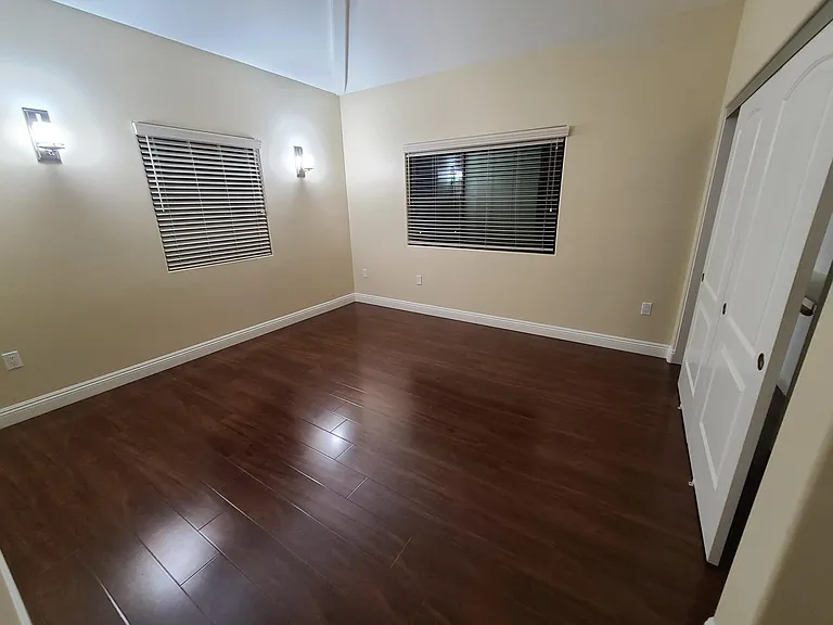 3138 Montrose Ave #101 — Photo 6