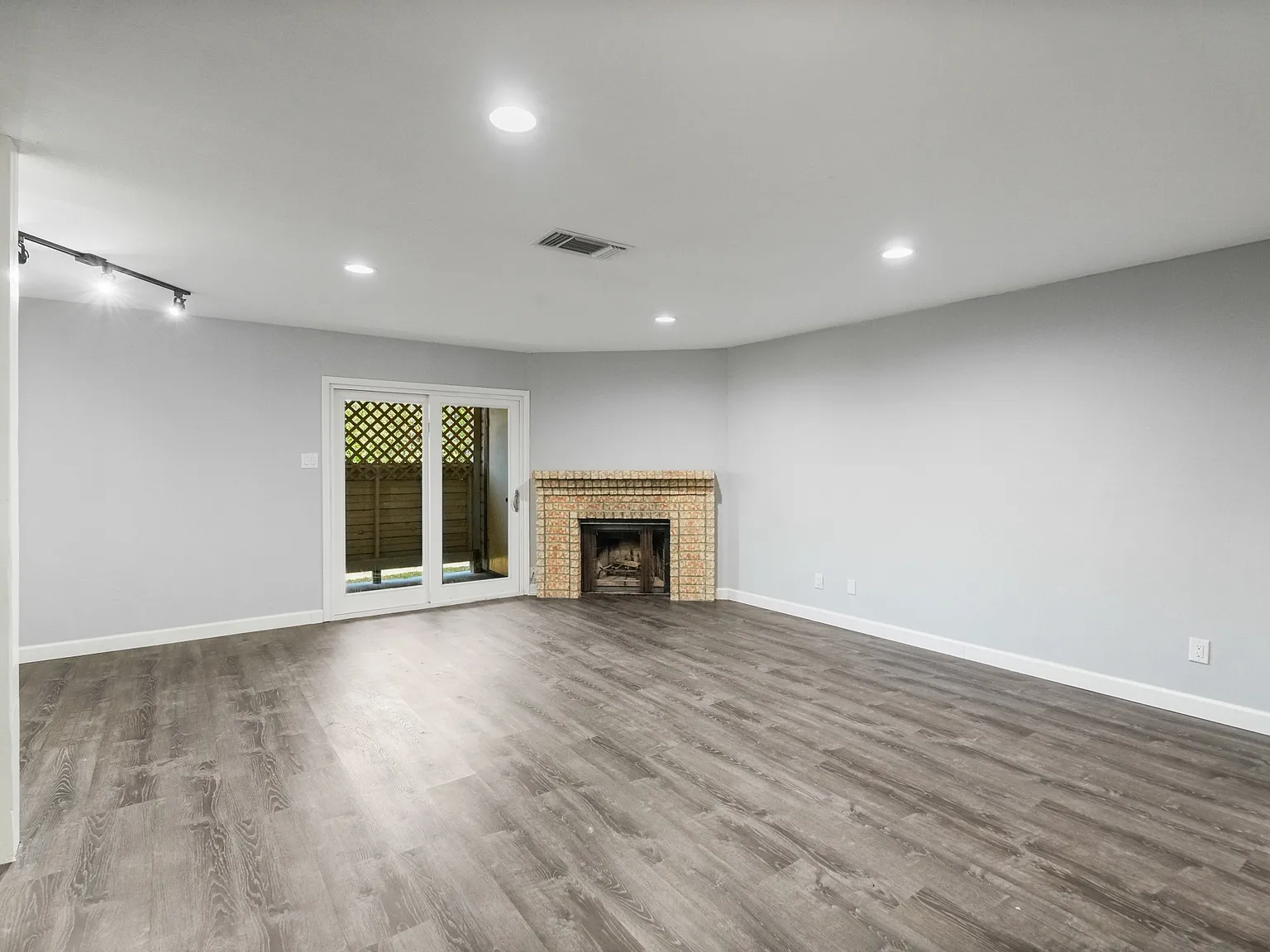 2406 Capitan Dr — Photo 2