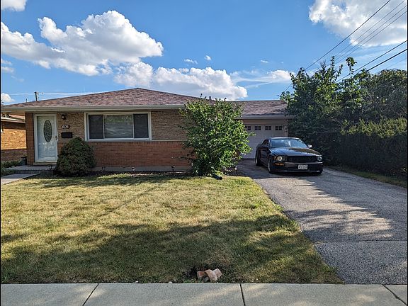3rd image of 405 Berkshire Ln