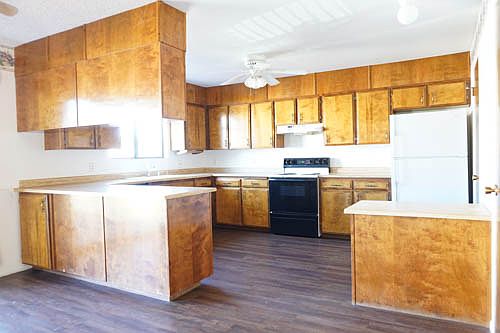 Large Kitchen with pantry