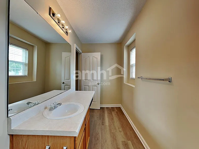1053 Kings Mountain Ln — Photo 13