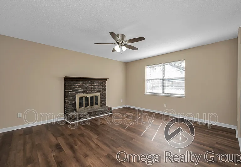 3126 Sleepy Hollow Dr — Photo 2
