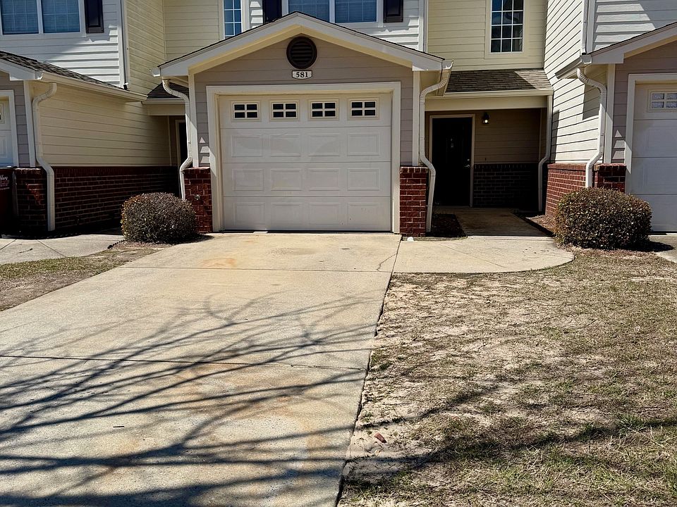 Great Townhome with Garage