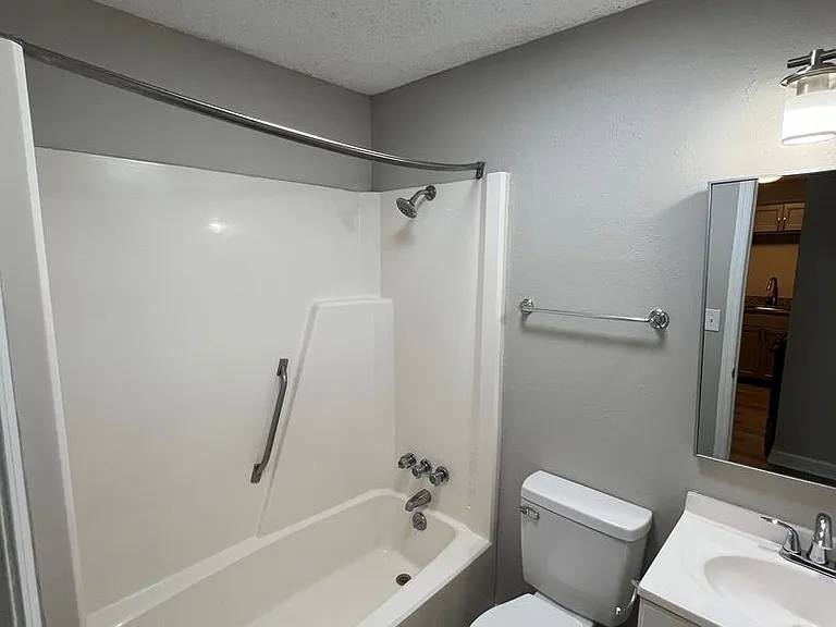 415 W 10th St — Photo 7