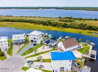 6122 6th St, Surf City, NC 28445