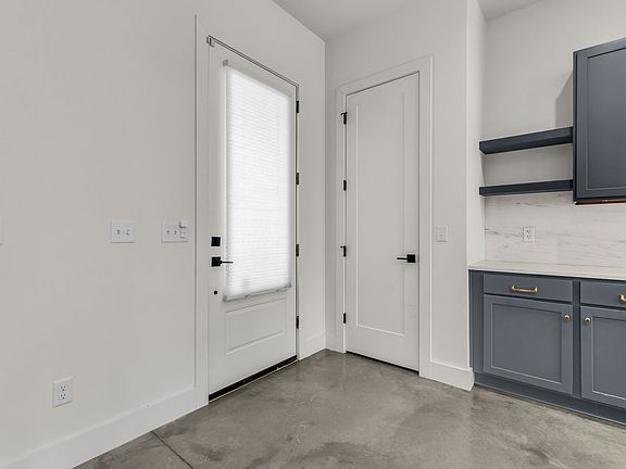 5th image of 715 32nd Ave N