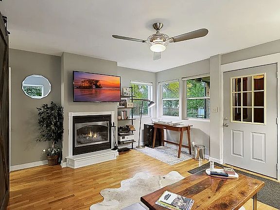 3rd image of 422 2nd St NE Unit 2