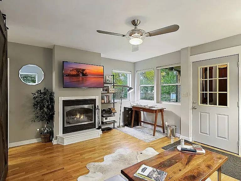 422 2nd St NE #2 — Photo 3