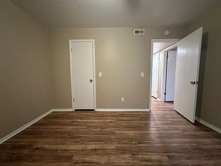 6032 Nw Expy #D — Photo 17