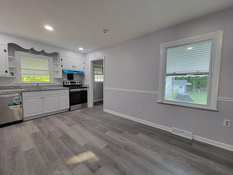 15704 Meridian Ave — Photo 7