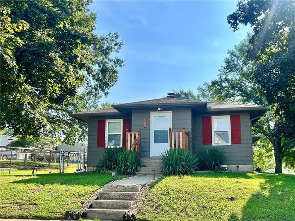 105 S July St, Dearborn, MO 64439