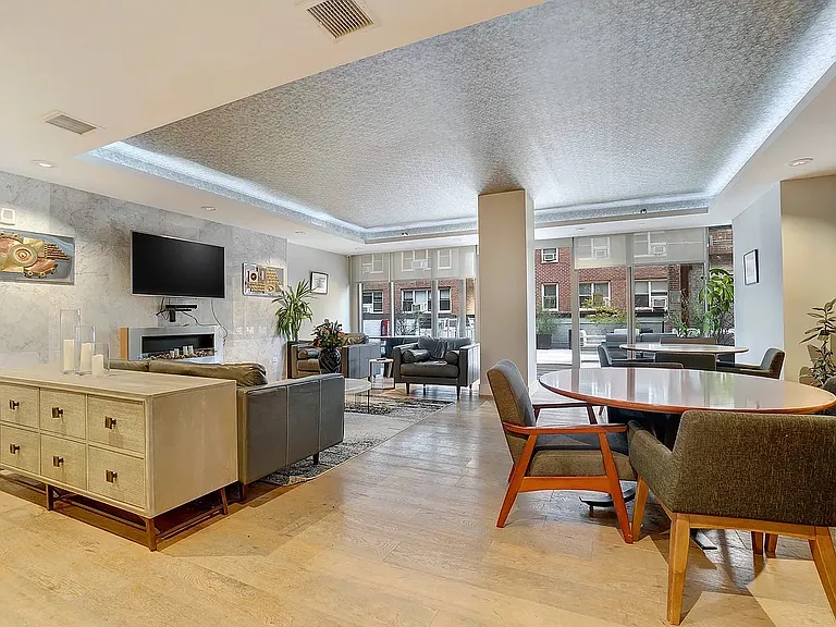 237 E 34th St #1004 — Photo 30