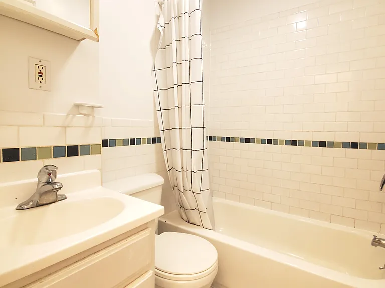 411 E 6th St #3D — Photo 5