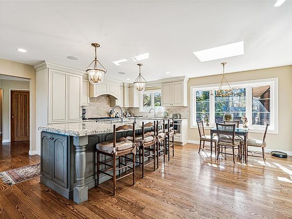 3rd image of 10 Kirken Knoll Dr