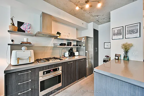 560 King St W Photo 1