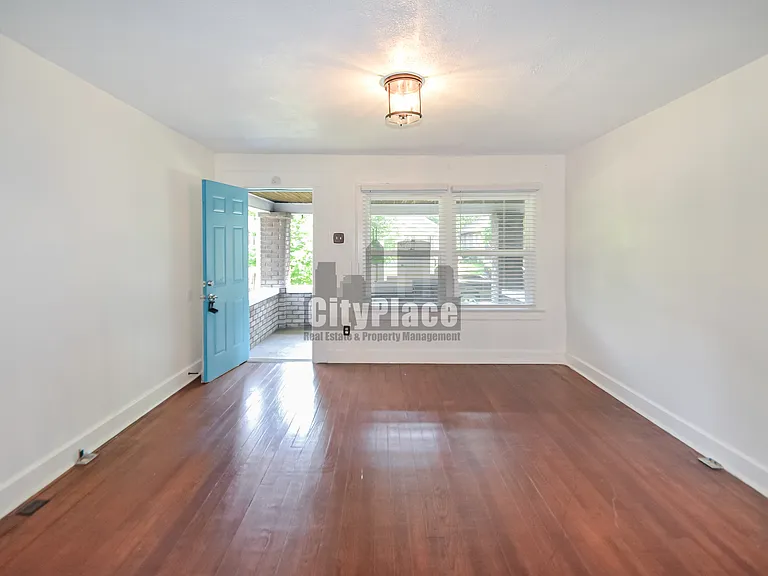 810 N Gladstone Ave — Photo 3