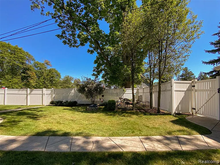 192 E Lincoln St — Photo 40
