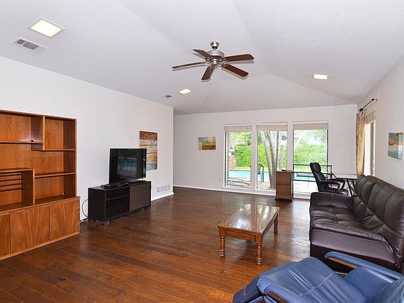 5th image of 7521 Twin Oaks Ct