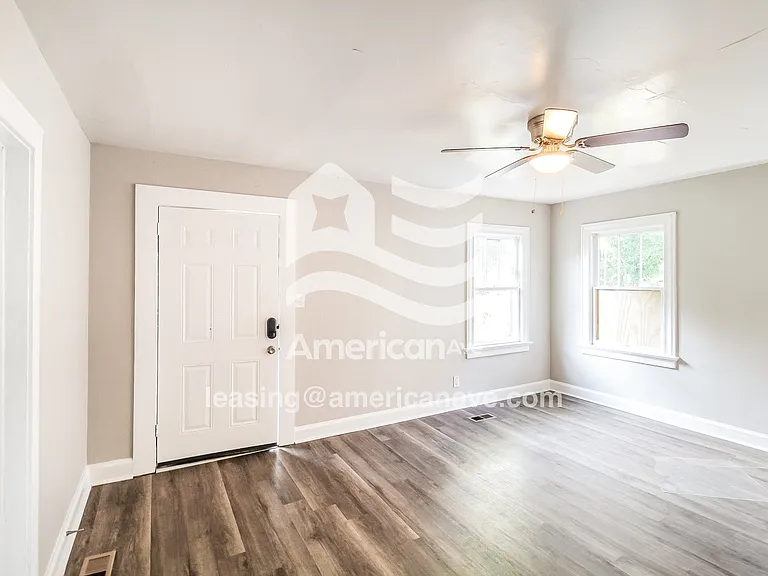 1347972_004_living_room_13724462.jpg