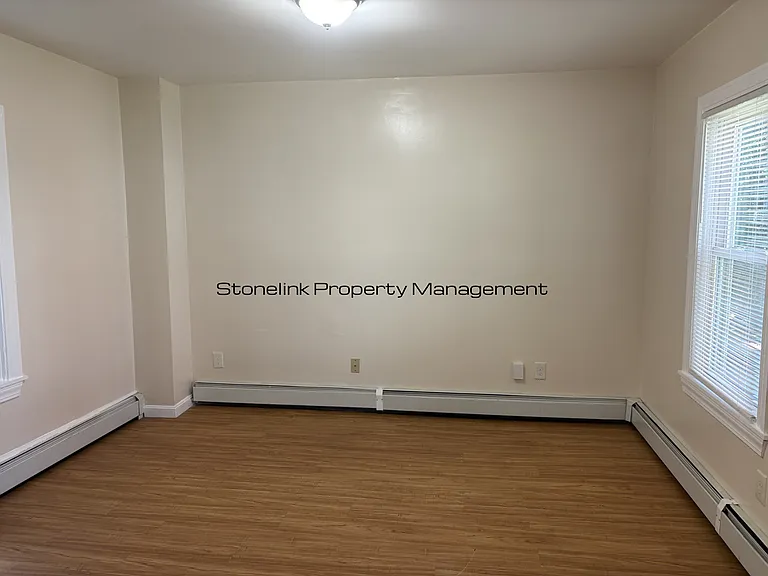 515 E School St — Photo 4