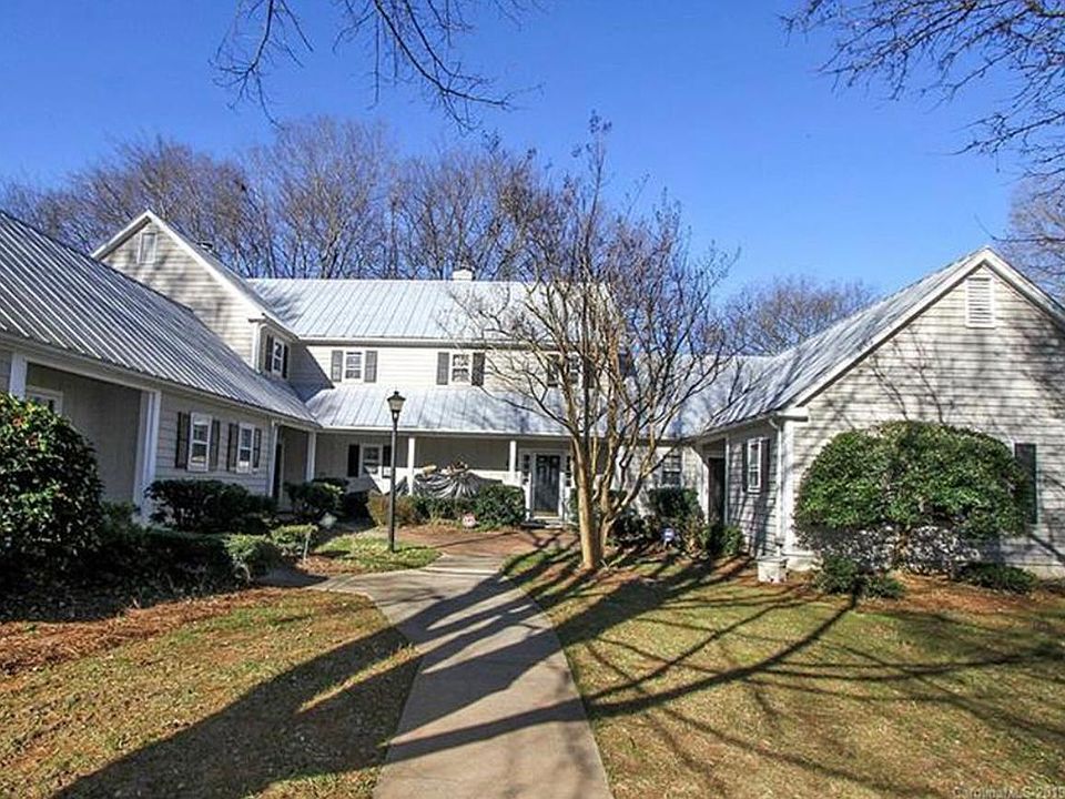 Front of building, 3702-1 is the end unit on the right